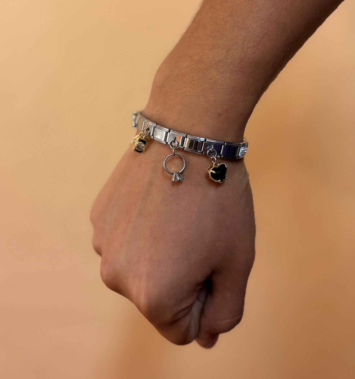 Cliente con pulsera de charms